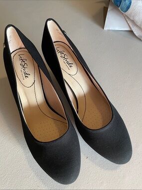 Life Stride Black Women's Classic Pump with Cushioned Insole ( bag3)